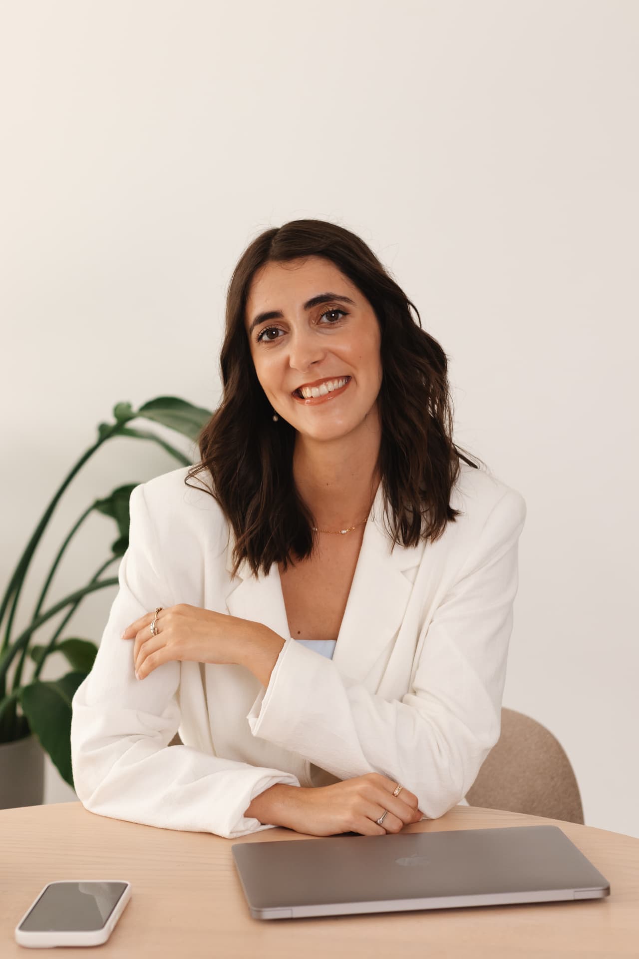 Catarina Amaro, nutricionista, sorridente à mesa de consulta